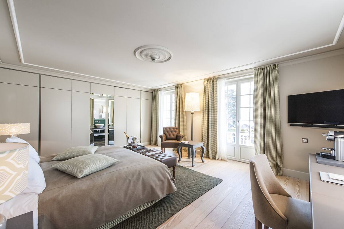 premium bedding, down duvets, free minibar, in-room safe