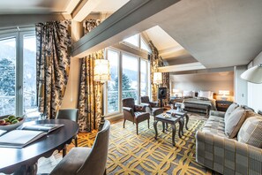 Premium bedding, down duvets, free minibar, in-room safe