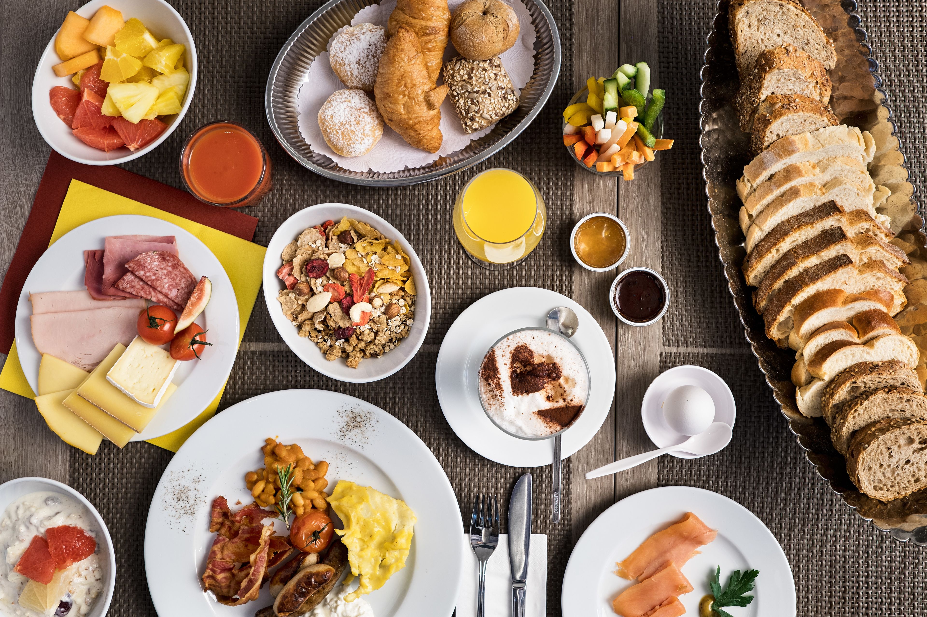 Un bufé de desayuno con diversas opciones de comida y bebidas.