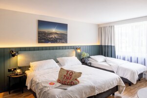 Habitación triple estándar | Caja fuerte, escritorio, wifi gratis y ropa de cama