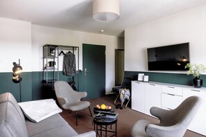 Junior Room, Courtyard View | 1 bedroom, in-room safe, desk, free WiFi
