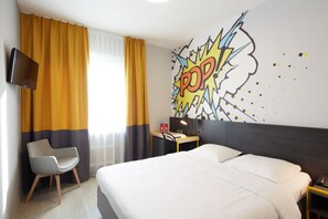 Een kluis op de kamer, een bureau, verduisterende gordijnen