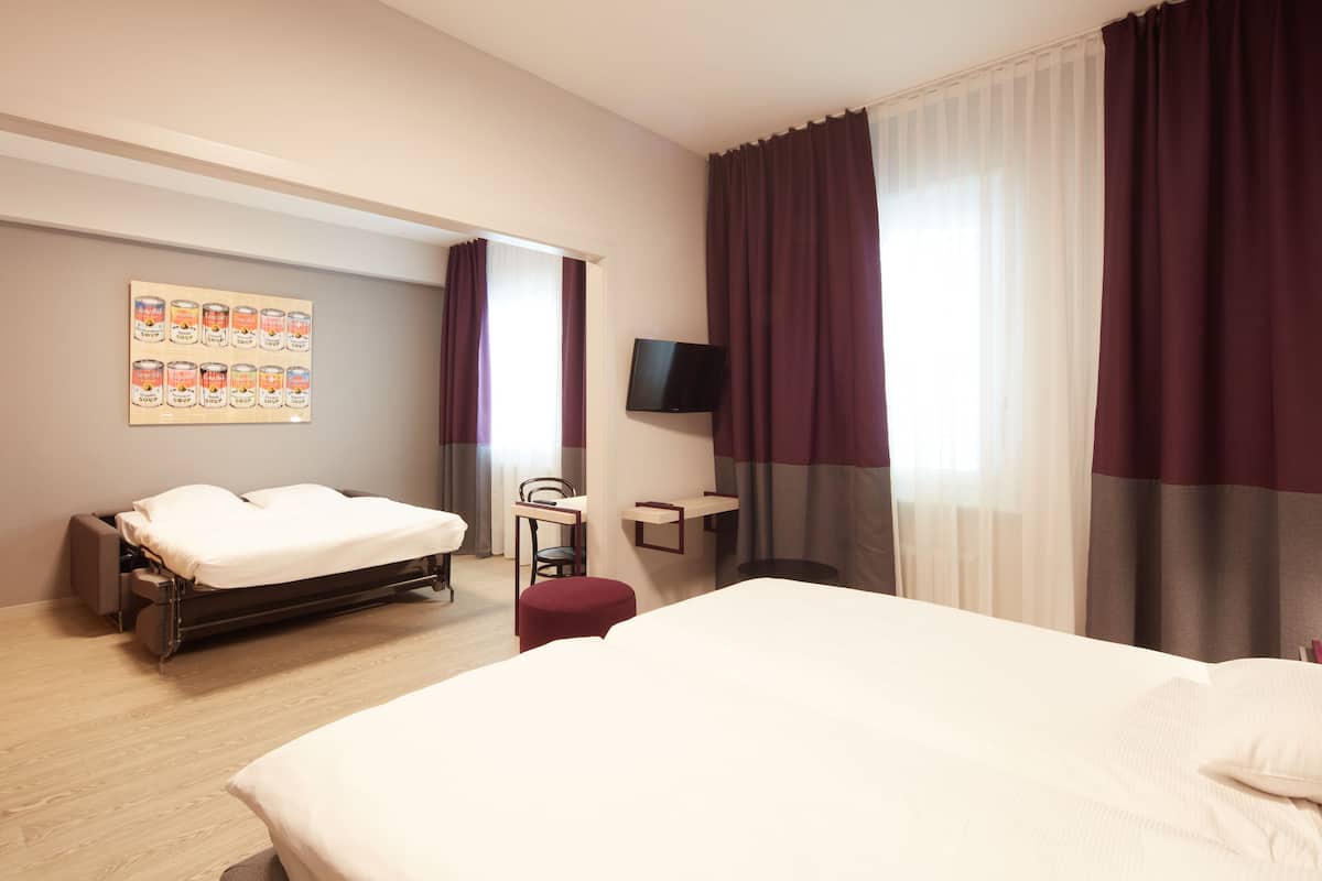 Chambre Quadruple, plusieurs lits | Coffres-forts dans les chambres, bureau, rideaux occultants