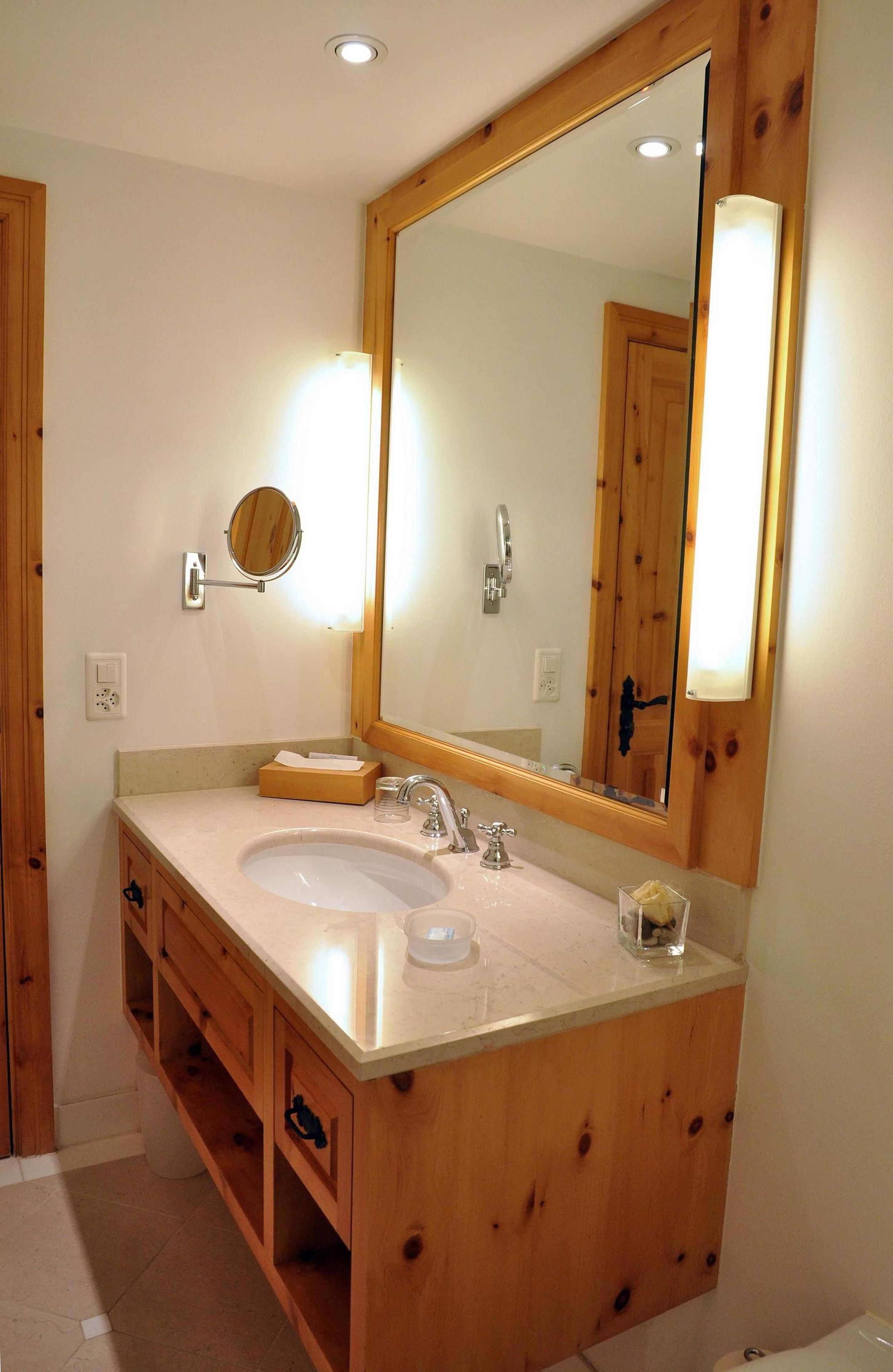 classic single room, 1 single bed | bathroom | free toiletries, hair dryer, bathrobes, slippers