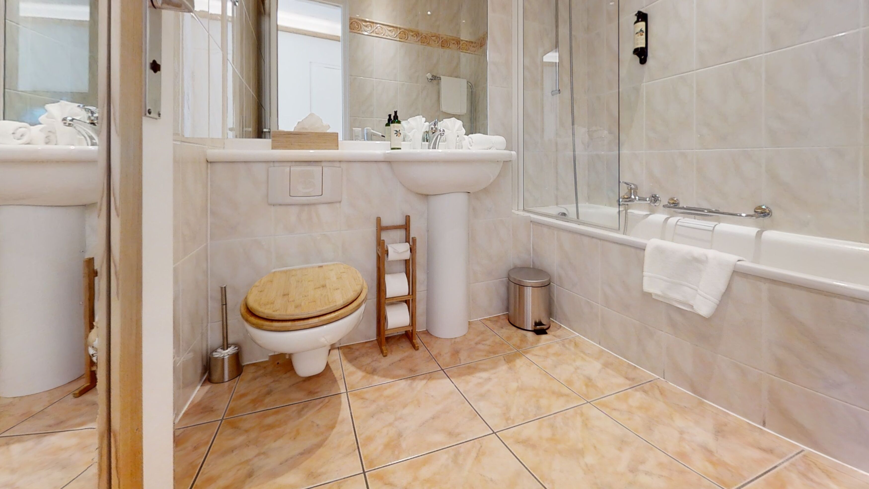 chambre double économique vue partielle sur le lac sans petit-déjeuner | bathroom | free toiletries, hair dryer, towels