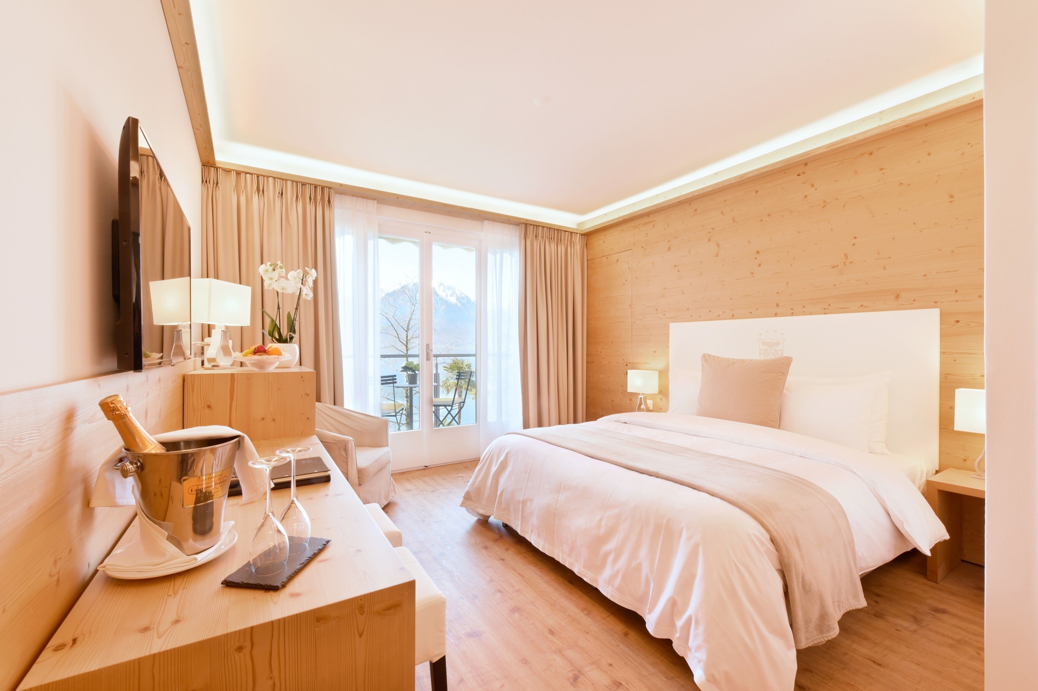 premium bedding, in-room safe, desk, free wifi