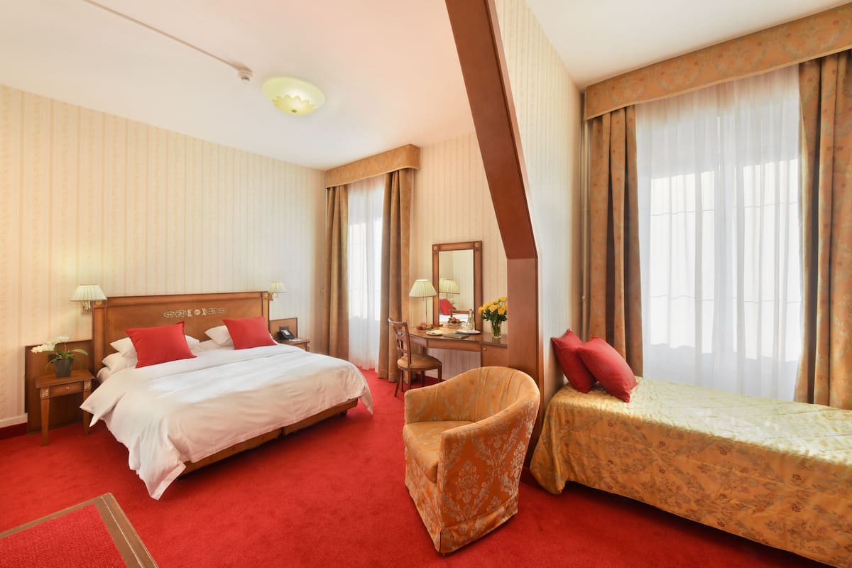 Standard Triple Room, City View | Peralatan tempat tidur premium, peti besi dalam bilik, meja