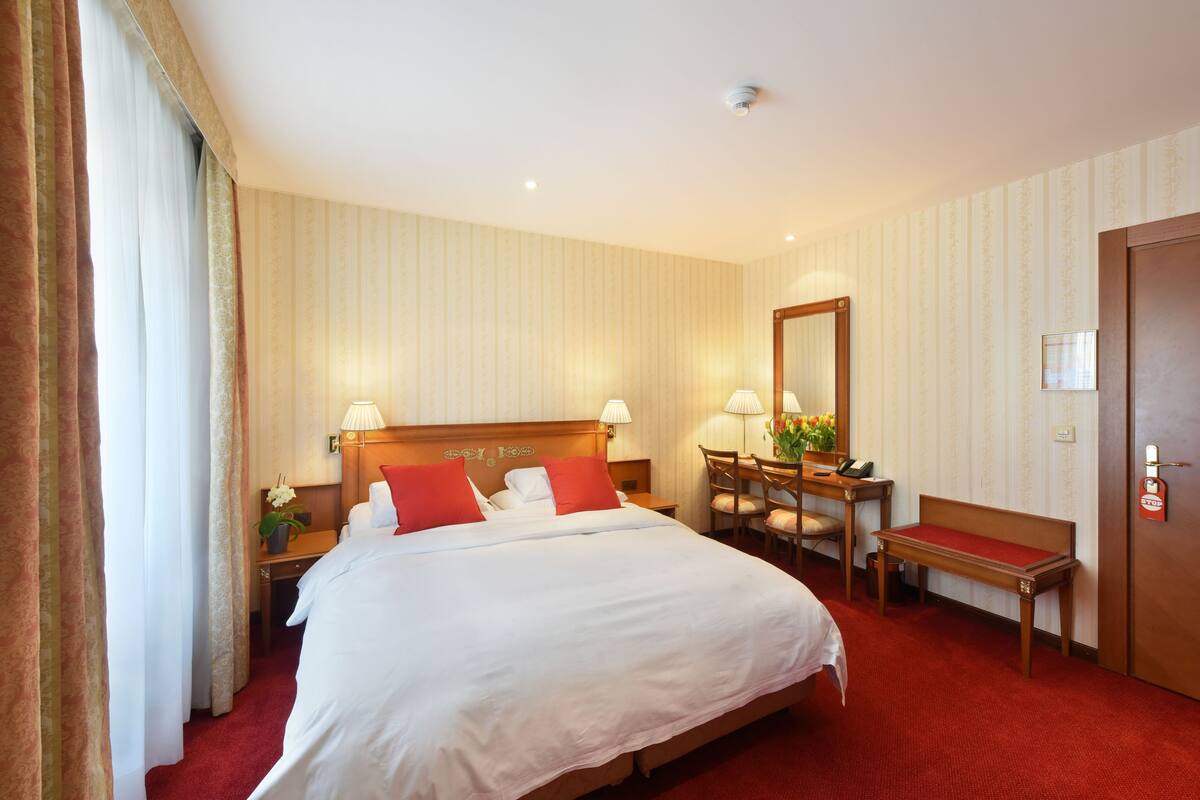 Premium bedding, in-room safe, desk, WiFi (free)