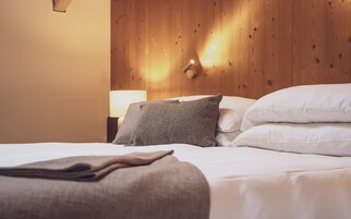 Habitación clásica doble | Ropa de cama de alta calidad, minibar, caja fuerte y escritorio