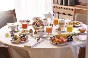 Breakfast, lunch and dinner served - Hotel Waldhuus Davos (Davos)