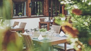 Breakfast, lunch, dinner served; international cuisine, garden views