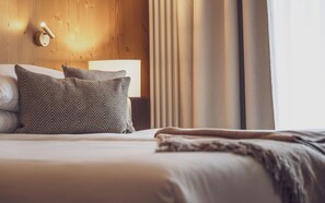 Premium bedding, minibar, in-room safe, desk - Hotel Waldhuus Davos (Davos)
