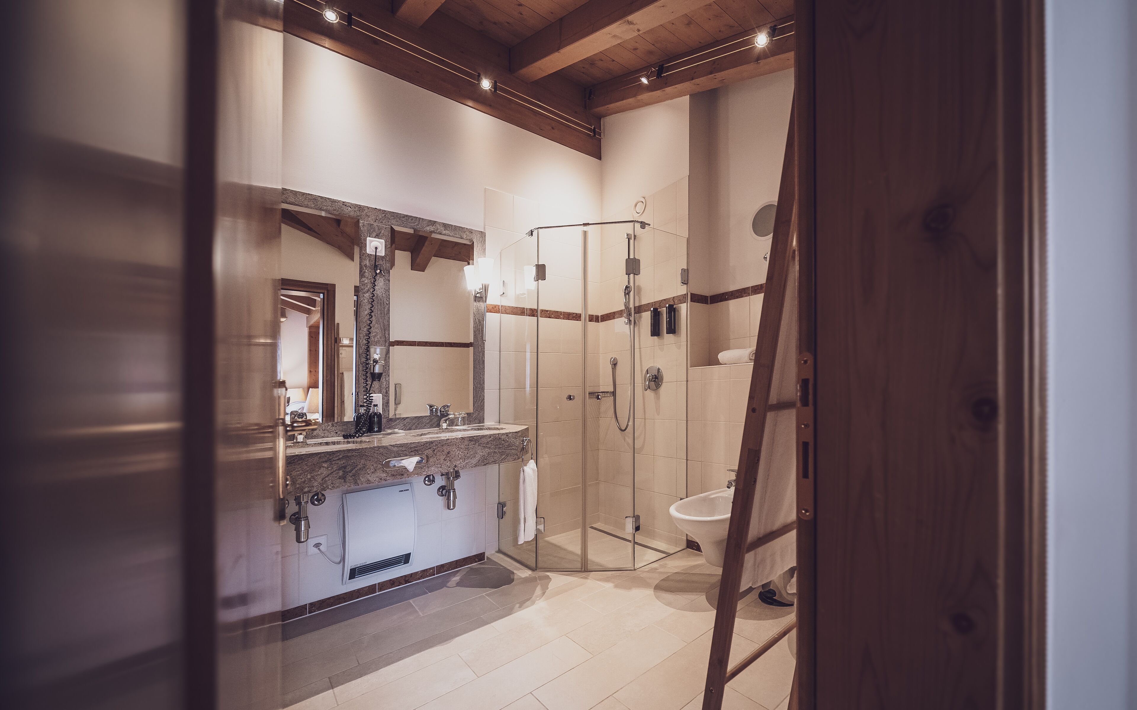 executive double room | bathroom | deep-soaking bathtub, free toiletries, hair dryer, bathrobes