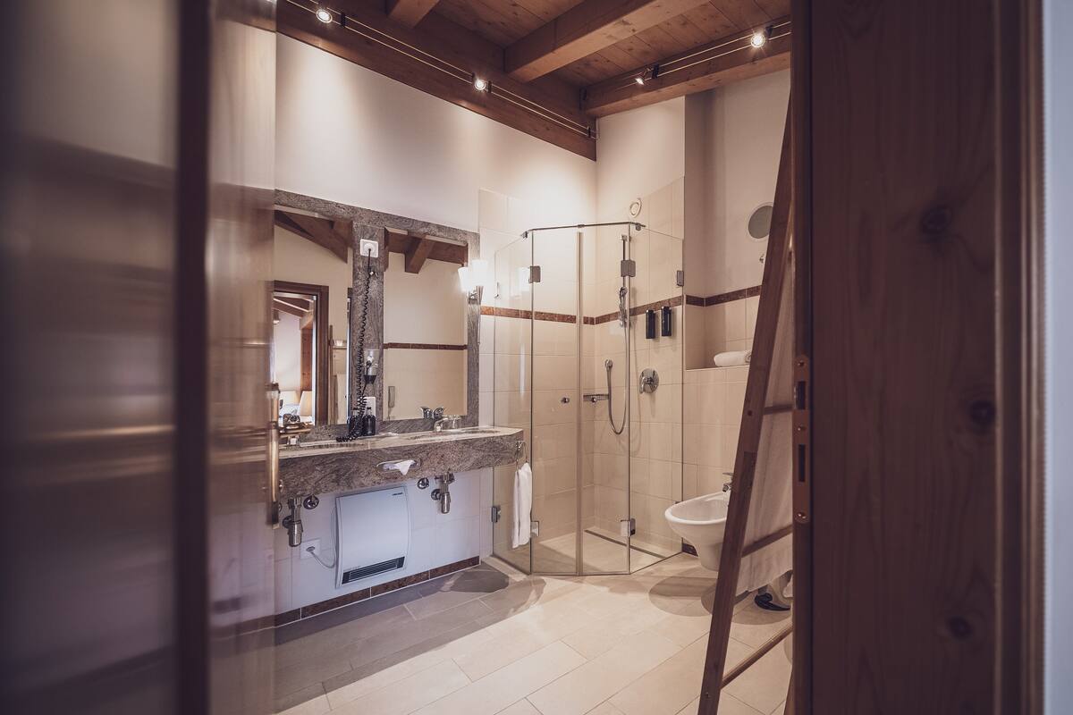 executive double room | bathroom | deep-soaking bathtub, free toiletries, hair dryer, bathrobes