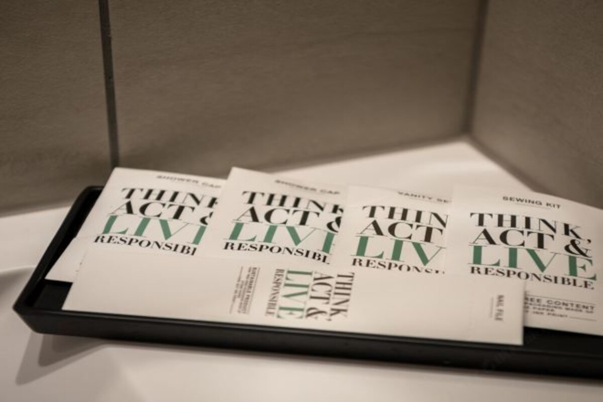 Un expositor negro con varios folletos titulados "THINK ACT & LIVE RESPONSIBLY".