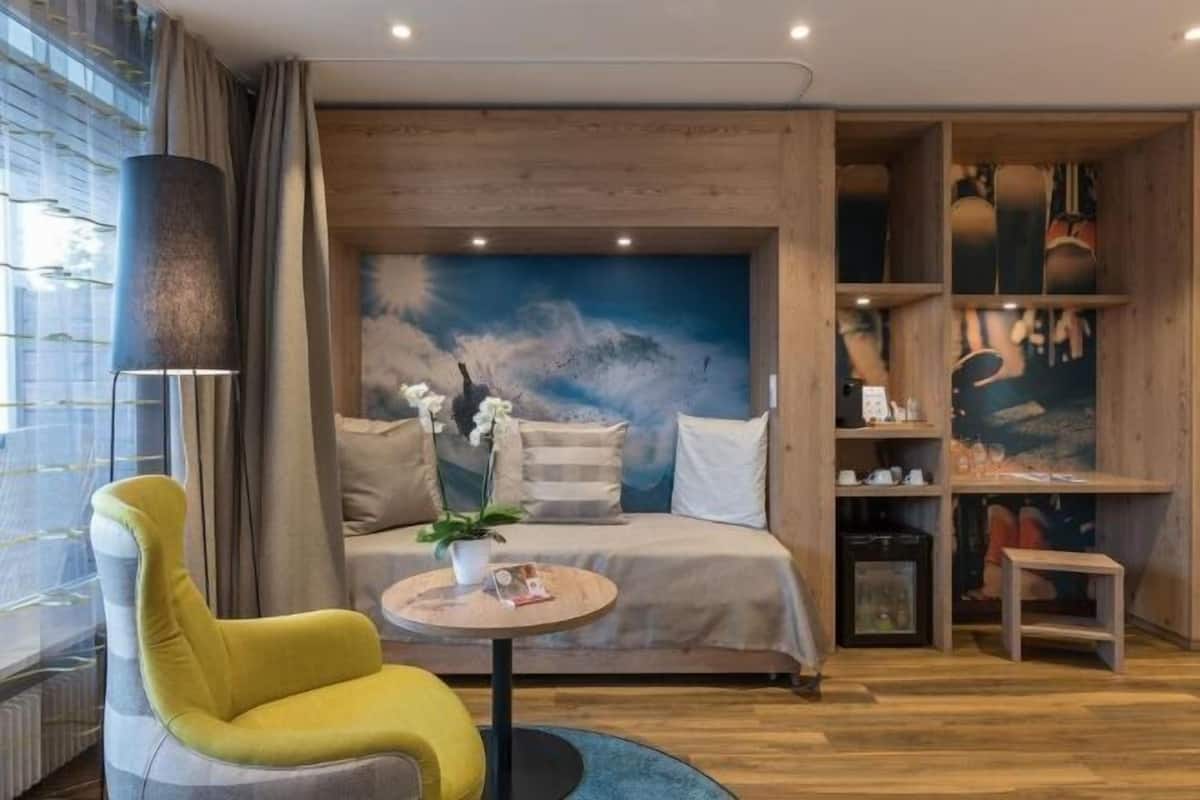 Hypo-allergenic bedding, free minibar, in-room safe, desk