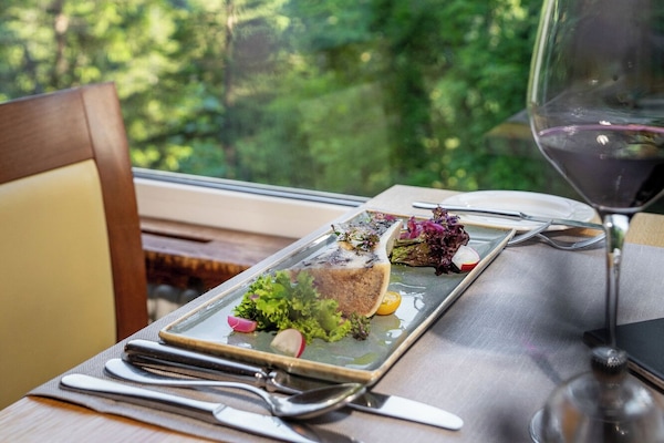 Breakfast and dinner served