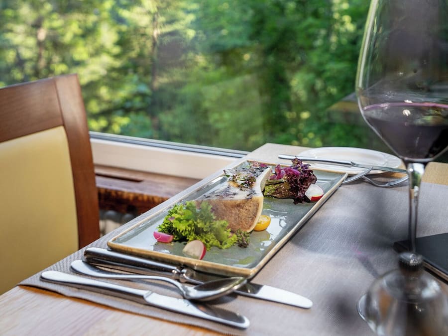 Breakfast and dinner served