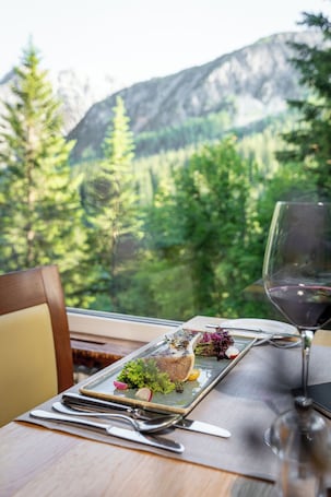 Breakfast and dinner served