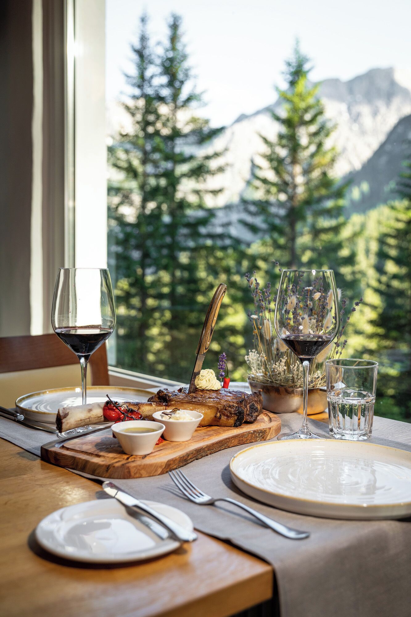 Petit déjeuner et dîner servis sur place