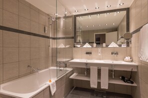Bồn tắm, máy sấy tóc, áo choàng tắm, khăn tắm 