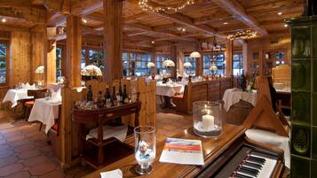 2 restaurants; breakfast and dinner served