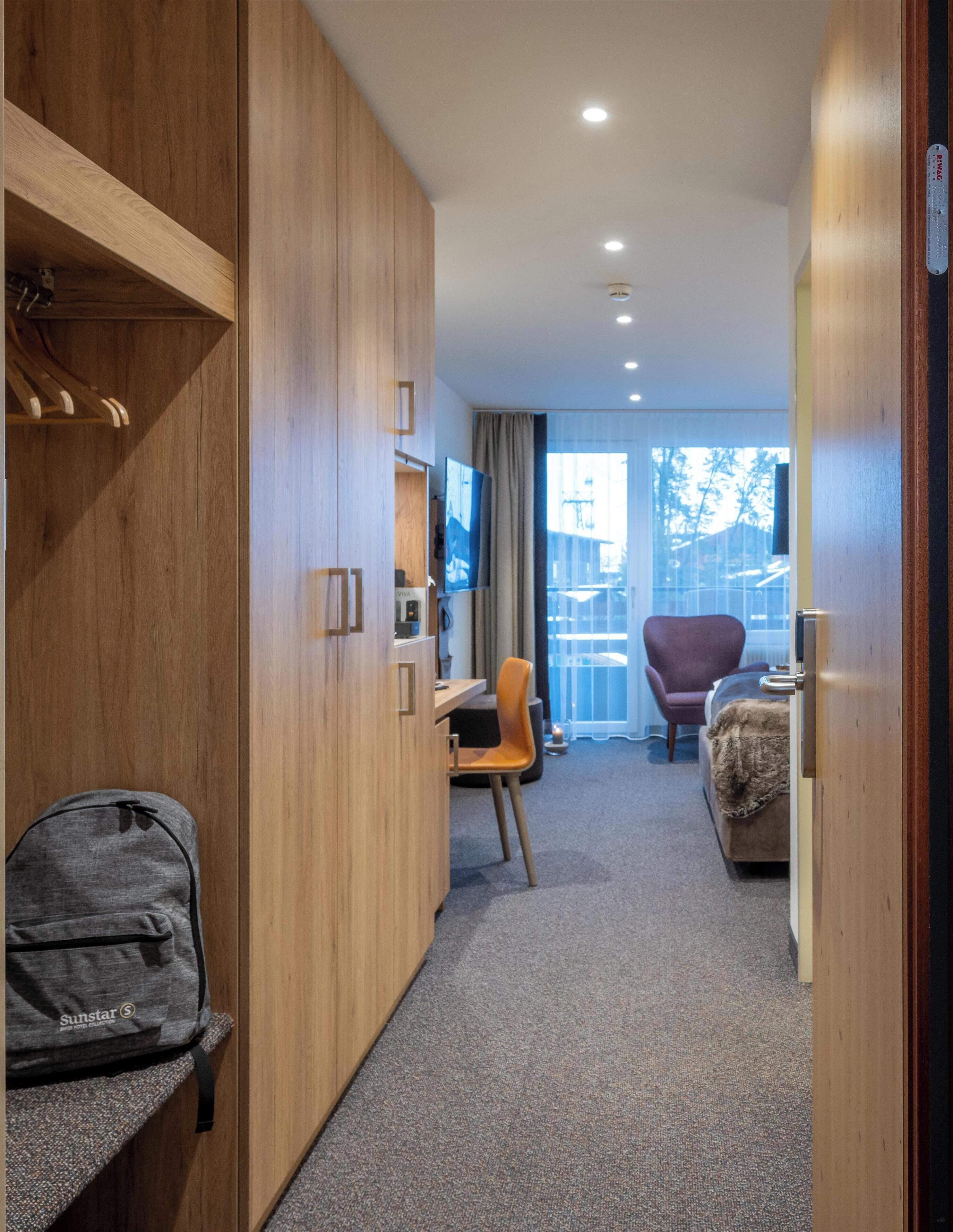 Ropa de cama hipoalergénica y minibar con artículos gratuitos 