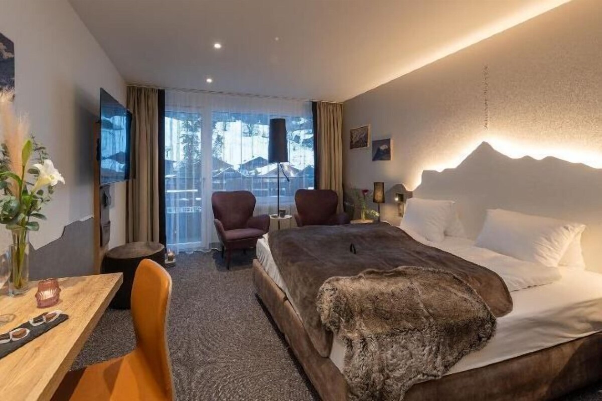 Hypo-allergenic bedding available, minibar (free items), in-room safe