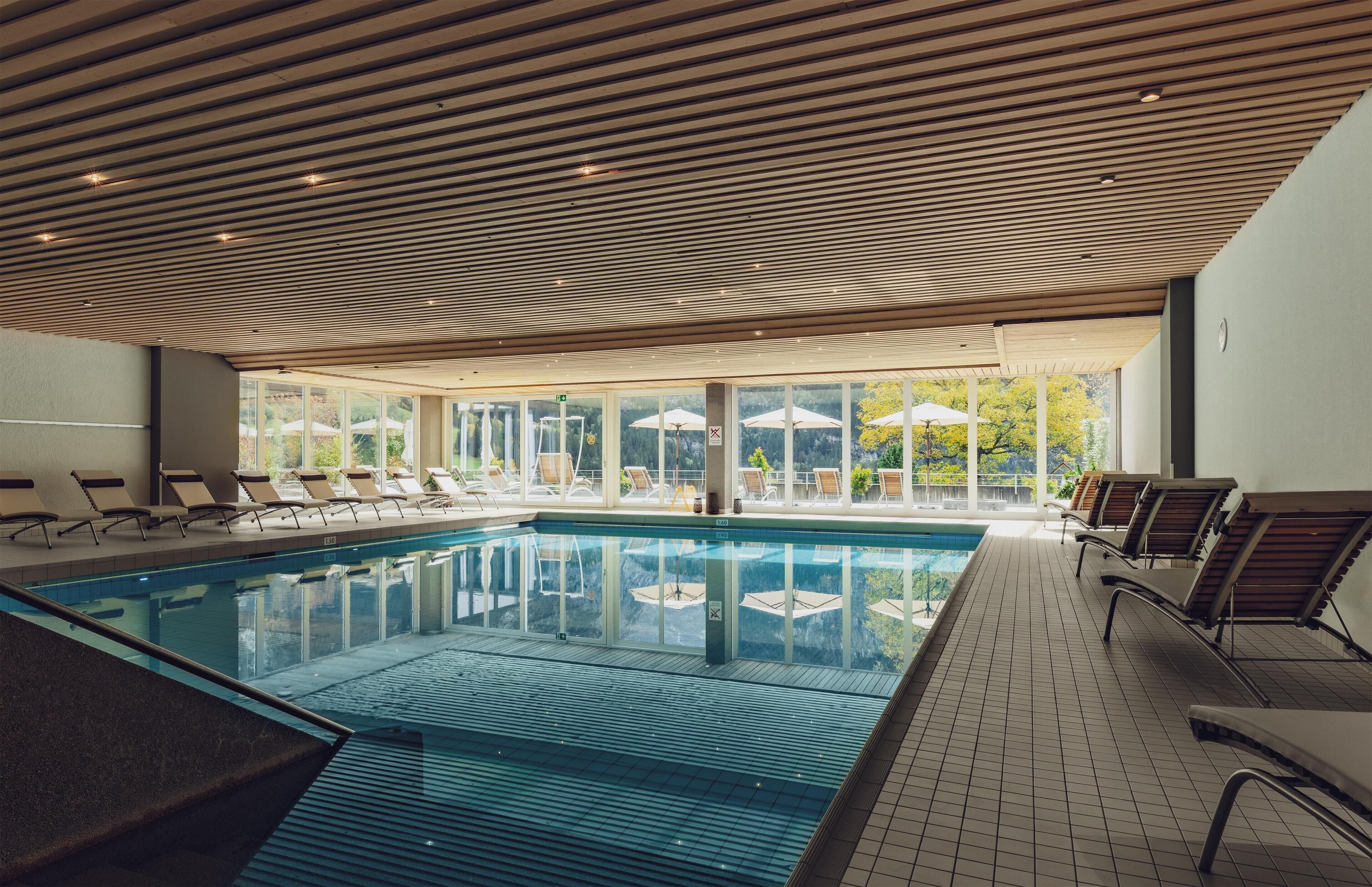 Innendørsbasseng og solsenger