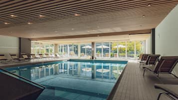 Innendørsbasseng og solsenger