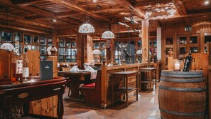 2 restaurants, breakfast, dinner served; international cuisine 