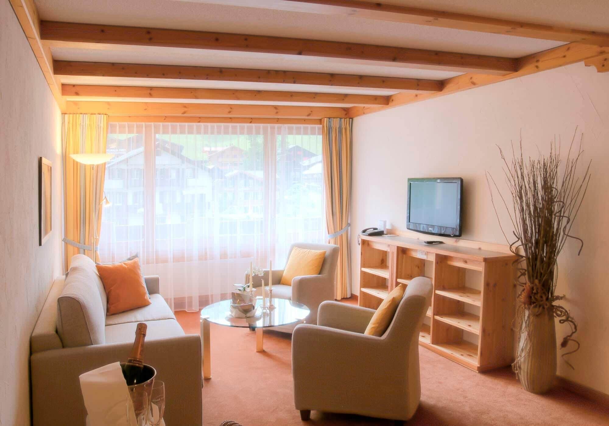 Family room Eiger | Allergitestet sengetøy, minibar (inkludert) og safe på rommet