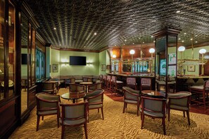 3 restaurants, breakfast, lunch, dinner served; international cuisine