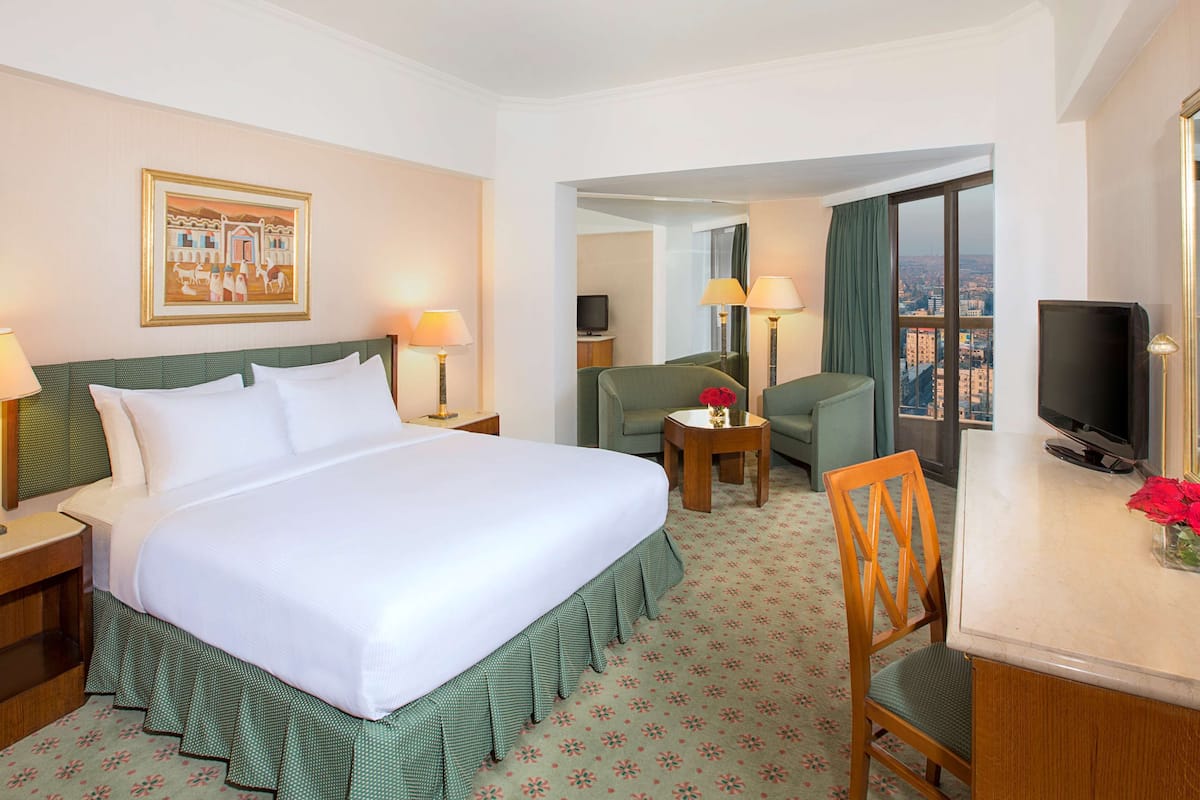 1 bedroom, Egyptian cotton sheets, premium bedding, down duvets
