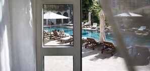 Una piscina al aire libre de temporada