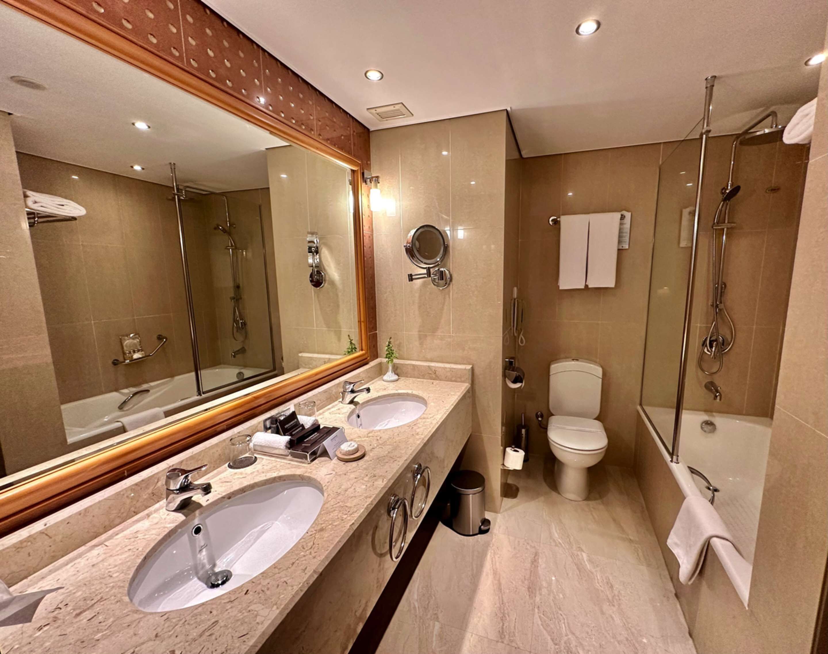 executive suite | minibar, in-room safe, blackout curtains, iron/ironing board