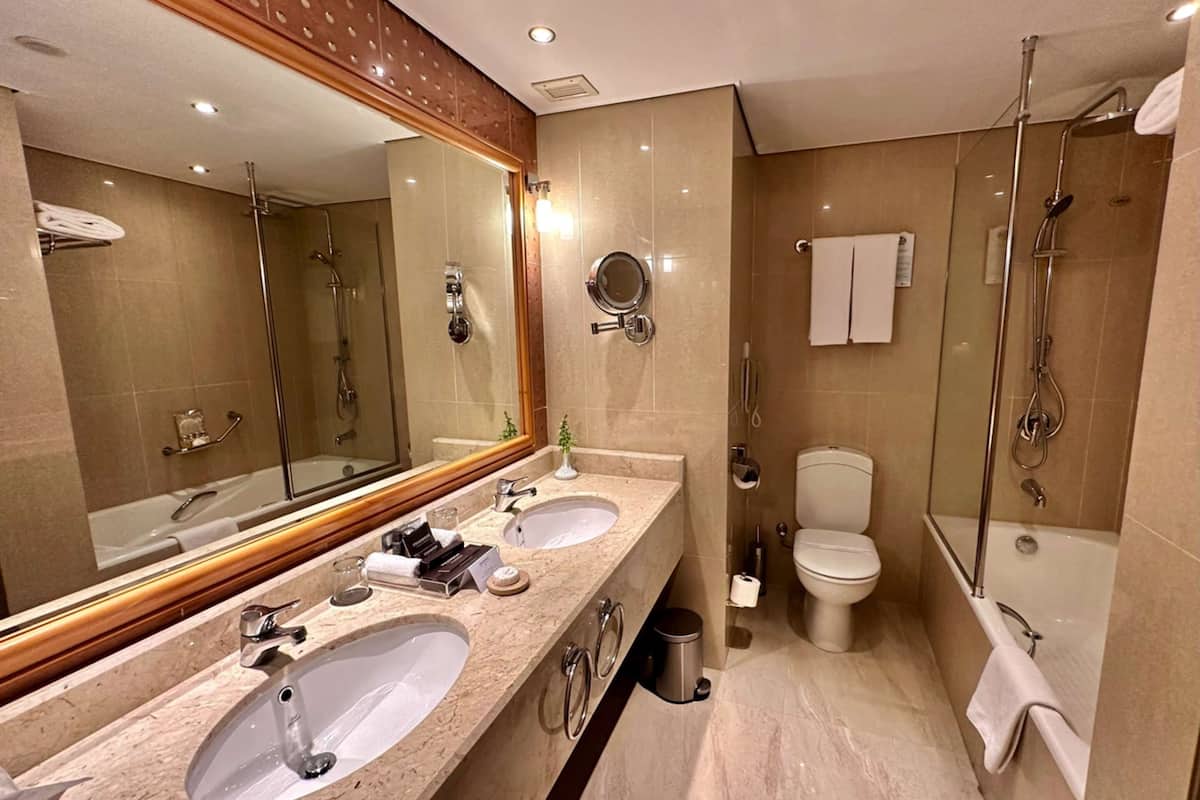 executive suite | minibar, in-room safe, blackout curtains, iron/ironing board