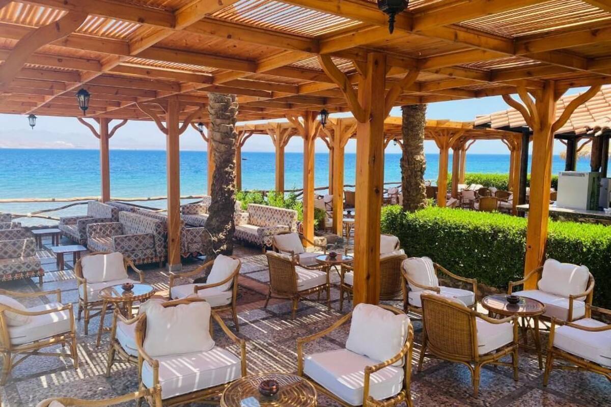 4 bars/lounges, poolside bar