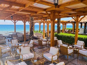 4 bars/lounges, poolside bar