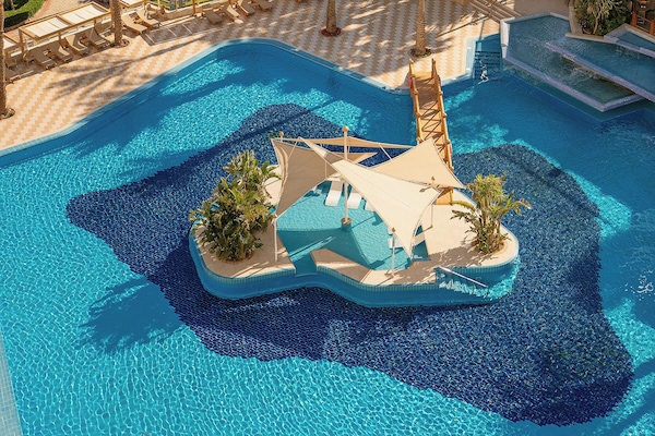 2 outdoor pools, sun loungers