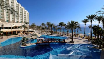 2 個室外泳池;躺椅