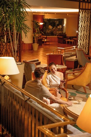 4 bars/lounges, poolside bar