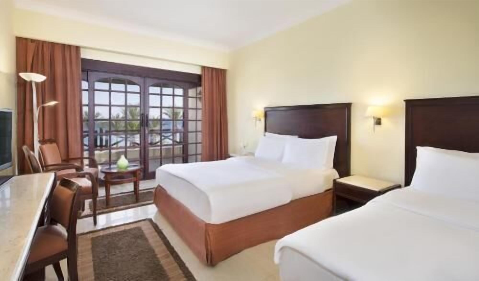 Minibar, caja fuerte, cortinas opacas y tabla de planchar con plancha