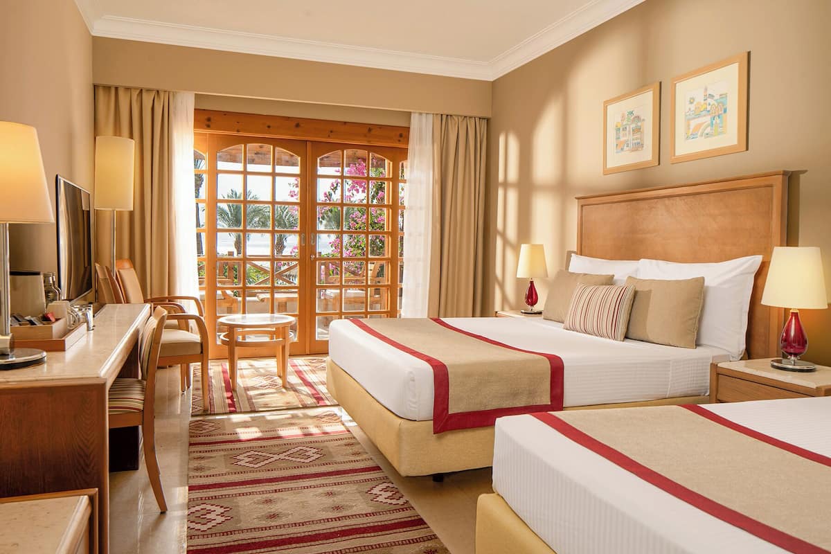 family room (nelson deluxe) | minibar, in-room safe, blackout curtains, iron/ironing board