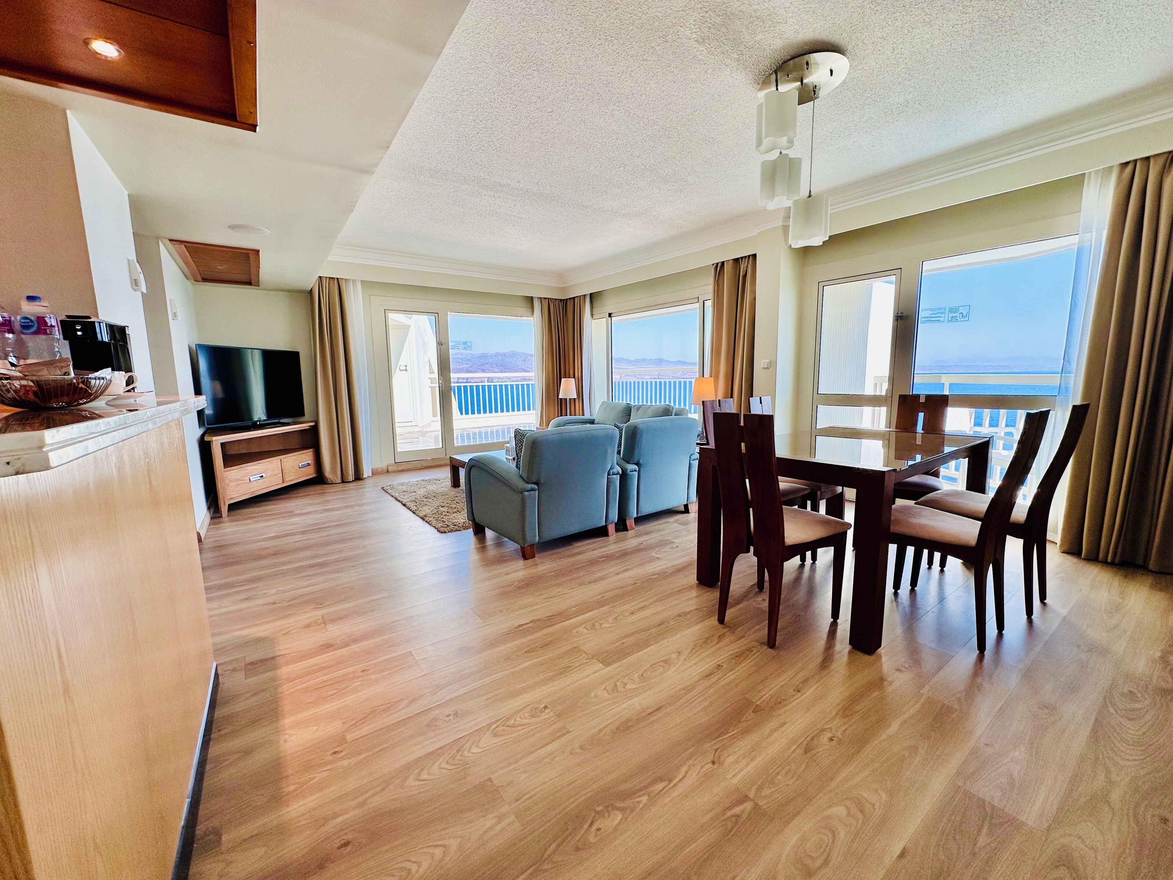 executive suite | minibar, in-room safe, blackout curtains, iron/ironing board