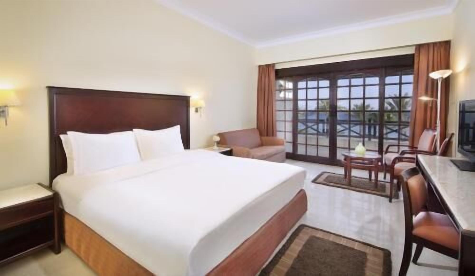 Minibar, caja fuerte, cortinas opacas y tabla de planchar con plancha