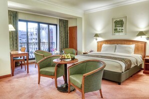 Minibar y caja de seguridad en la habitación 