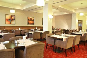 Desayuno buffet diario (JOD 10 por persona)