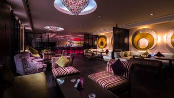 5 bars/lounges, sports bar