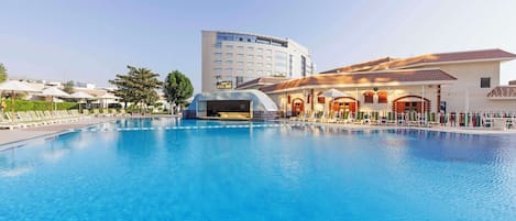 5 bars/lounges, sports bar